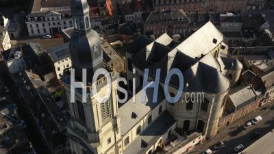 Église Catholique Saint Gery De Cambrai En été Ensoleillé - Vidéo Par Drone