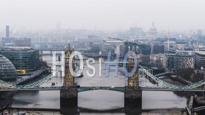 Misty Foggy Tower Bridge, Vue Aérienne De Londres, Royaume-Uni - Vidéo Par Drone