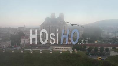 Cathédrale De Toul Dans Le Brouillard Du Matin - Vidéo Par Drone