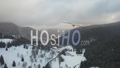 Chalet En Bois Dans La Neige - Vosges - Vidéo Par Drone
