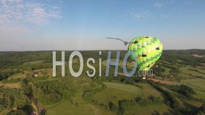 Ballon à Air Chaud Voler Sur La Campagne, Vidéo Drone