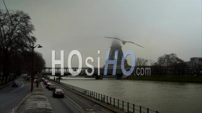 Brouillard épais Sur La Tour Eiffel Et La Seine Avec Trafic Au Premier Plan, Timelapse
