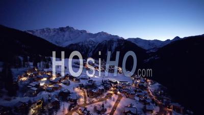Station De Ski Alpin à La Tombée De La Nuit - Vidéo Drone