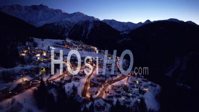 Station De Ski En Europe à La Tombée De La Nuit - Vidéo Drone
