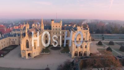 Vue Aérienne Du Château De Lednice, Moravie, Tchéquie. Patrimoine Culturel De L'unesco. - Vidéo Par Drones