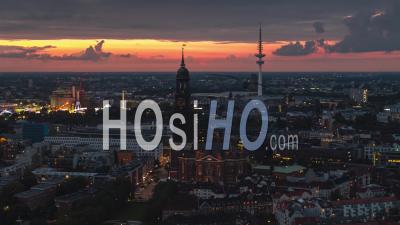 Coucher De Soleil Frénétique à Hambourg, Vue Aérienne De Hambourg De, Mecklembourg-Poméranie-Occidentale, Allemagne - Vidéo Par Drone