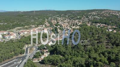 Pins Et Village D'ensues La Redonne, Bouches-Du-Rhône, France - Vidéo Par Drone
