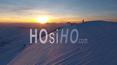 Skieur Au Sommet D'une Montagne, Vidéo Drone