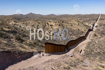 Clôture Frontalière Dans Le Canyon De Guadalupe - Photographie Aérienne