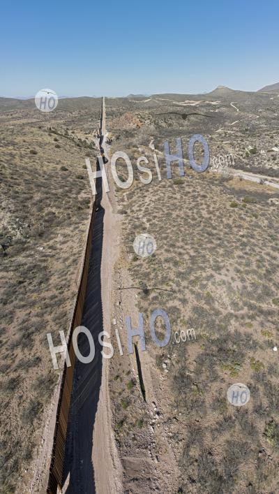 Clôture Frontalière Dans Le Canyon De Guadalupe - Photographie Aérienne