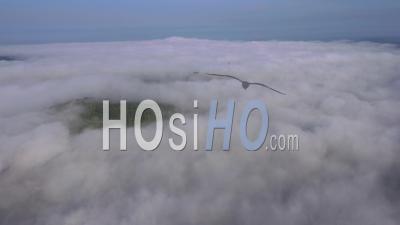 Vue De Dessus De La Chapelle Sur Une Haute Montagne Dans Le Brouillard - Vidéo Par Drone