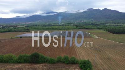 La Première Ferme Agrovoltaïque Au Monde - Vidéo Drone