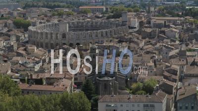 Arles, Le Centre-Ville Avec L'arène, Amphithéâtre Romain, Bouches Du Rhône, France - Vidéo Drone