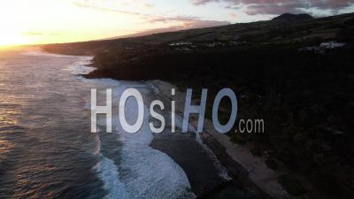 La Réunion, La Côte De Petite-Ile Et La Plage De Grand-Anse Au Pied Du Pic De Grande-Anse - Vidéo Drone