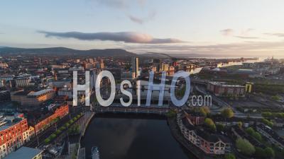 Vue Aérienne De Belfast, Royaume-Uni, Irlande Du Nord, Royaume-Uni, Début De La Lumière Magnifique - Vidéo Par Drone