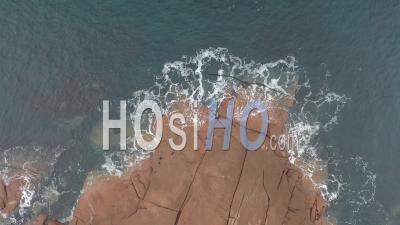 La Mer Sur Les Rochers De La Côte De Granit Rose - Vidéo Par Drone