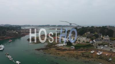 Port De Ploumanac'h Sous La Brume Légère - Cote De Granit Rose - Vidéo Par Drone