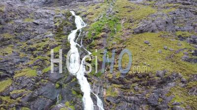 La Montagne Et La Cascade De Carrauntoohil, Filmées Par Un Drone