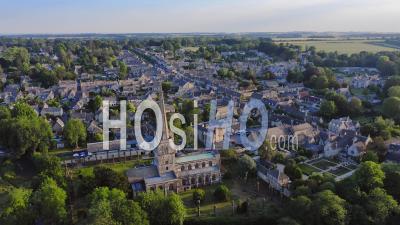 Vue Aérienne Par Drone Du Village Des Cotswolds Et De L'église De Burford En Angleterre, Une Destination Touristique Pittoresque Anglaise Populaire Dans La Campagne Du Gloucestershire