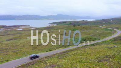 Vue Aérienne Drone Des Vacances Sur La Route Des Highlands D'Écosse, Conduire Une Voiture Sur Les Routes Écossaises De Nc500 (route De La Côte Nord 500) Lors D'un Voyage D'aventure Dans Le Magnifique Paysage Écossais