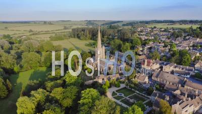 Vue Aérienne Par Drone Du Village Des Cotswolds Et De L'église De Burford En Angleterre, Une Destination Touristique Pittoresque Anglaise Populaire Dans La Campagne Du Gloucestershire