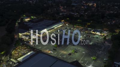 Vue Aérienne Du Supermarché Sainsbury, Grand Centre Commercial, Royaume-Uni, West Sussex, Angleterre Royaume-Uni La Nuit En Soirée - Vidéo Par Drone