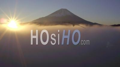  Lever De Soleil Sur Le Lac Shoji Et Le Mont Fuji, Parc National De Fuji Hazone Izu, Japon - Vidéo Drone
