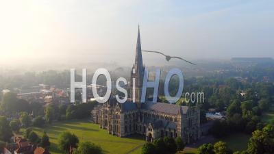 Salisbury Et La Cathédrale De Salisbury, Salisbury, Wiltshire, Angleterre - Vidéo Par Drone