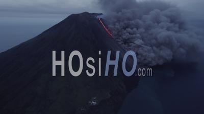 Éruption Volcanique De Stromboli Avec Coulée De Lave Et Explosion - Vidéo Par Drone