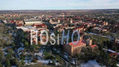 2022 - Perspective Aérienne à Angle élevé établissant Une Photo Du Campus De Boulder De L'université Du Colorado En Hiver - Vidéo Par Drone