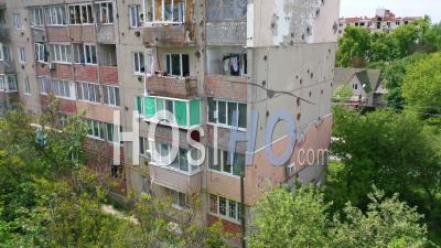 2022 - Vue Aérienne De Makariv, En Ukraine, A Bombardé Et Fait Exploser Des Immeubles D'appartements Pendant L'invasion Et L'occupation Russes - Vidéo Par Drone