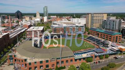 2022 - Vue Aérienne Du Centre-Ville De Durham En Caroline Du Nord Et Du Stade De Baseball Durham Bulls - Vidéo Par Drone