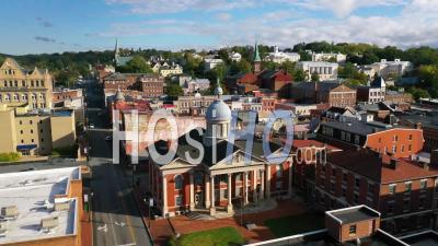 2022 - Good Aerial Shot Of Staunton, Virginia Courthouse, A Quaint Appalachian Town Suggests Small Town Usa - Video Drone Footage