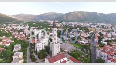 Vue Aérienne Montre La Ville De Mostar, En Bosnie, Avec Le Monastère Franciscain - Vidéo Par Drone
