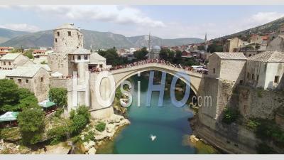 Un Homme Fait Un Boulet De Canon Sauter Du Pont Bondé De Mostar à Mostar, En Bosnie - Vidéo Par Drone