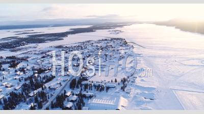 Vue Aérienne Montre Les Maisons Colorées Près D'une Forêt Dans La Ville Hivernale De Kiruna, En Suède - Vidéo Par Drone