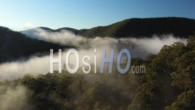 2020 - Vue Aérienne à Travers La Brume Entourant Les Blue Mountains De La Nouvelle-Galles Du Sud, Australie - Vidéo Par Drone