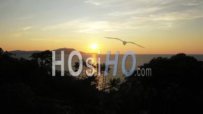 2020 - Vue Aérienne Du Coucher De Soleil Sur Une île Isolée à Raja Ampat, Indonésie - Vidéo Par Drone