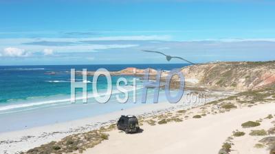 2020 - Vue Aérienne D'une Camionnette Garée Près De Hall Beach Sur La Péninsule D'eyre, Australie Du Sud - Vidéo Par Drone