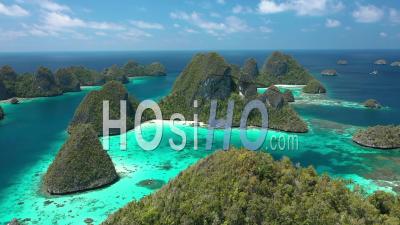 2020 - Vue Aérienne Des îles Wayag, Raja Ampat, Indonésie - Vidéo Par Drone