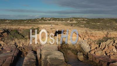 2020 - Vue Aérienne Des Grottes De Talia Sur La Péninsule D'eyre, Australie Du Sud - Vidéo Par Drone