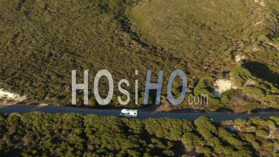 2020 - Vue Aérienne D'un Camping-Car Roulant Sur Great Ocean Drive à Esperance, Australie - Vidéo Par Drone