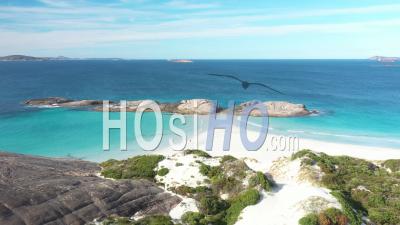 2020 - Vue Aérienne D'un Touriste Faisant Du Jogging Sur La Plage Blanche Par L'eau Bleue Claire à Wylie Bay, Esperance, Australie - Vidéo Par Drone