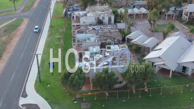 2021 - Vue Aérienne Des Dommages Causés Par Le Cyclone Seroja Aux Maisons De Kalbarri, Australie - Vidéo Par Drone