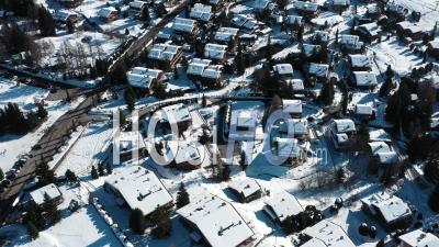 2022 - Excellente Vue à Vol D'oiseau Du Village Enneigé De Verbier, Suisse - Vidéo Par Drone