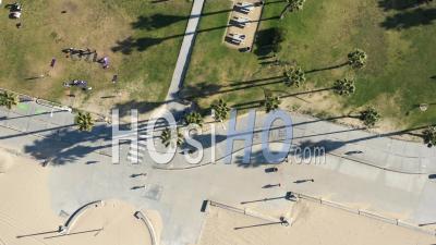 2022 - Excellente Vue à Vol D'oiseau Des Personnes Faisant Du Vélo Le Long D'un Trottoir Incurvé à Santa Monica, En Californie - Vidéo Par Drone