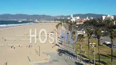 2022 - Vue Aérienne Des Personnes Jouant Au Volley-Ball Sur La Plage De Santa Monica, Californie - Vidéo Par Drone
