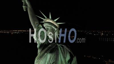 Une Vue Aérienne En Orbite Montre La Moitié Supérieure De La Statue De La Liberté à New York, New York La Nuit - Vidéo Par Drone