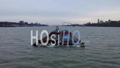 Vue Aérienne D'une Double Barge Transportant Des Marchandises Sur La Rivière Hudson Près De La Baie De New York - Vidéo Drone