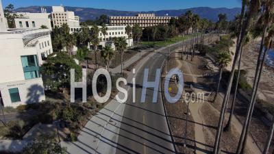 Vue Aérienne De L'université De Californie Santa Barbara Ucsb College Campus, Le Long De La Route Avec Des Bâtiments Et Des Palmiers Visibles - Vidéo Par Drone